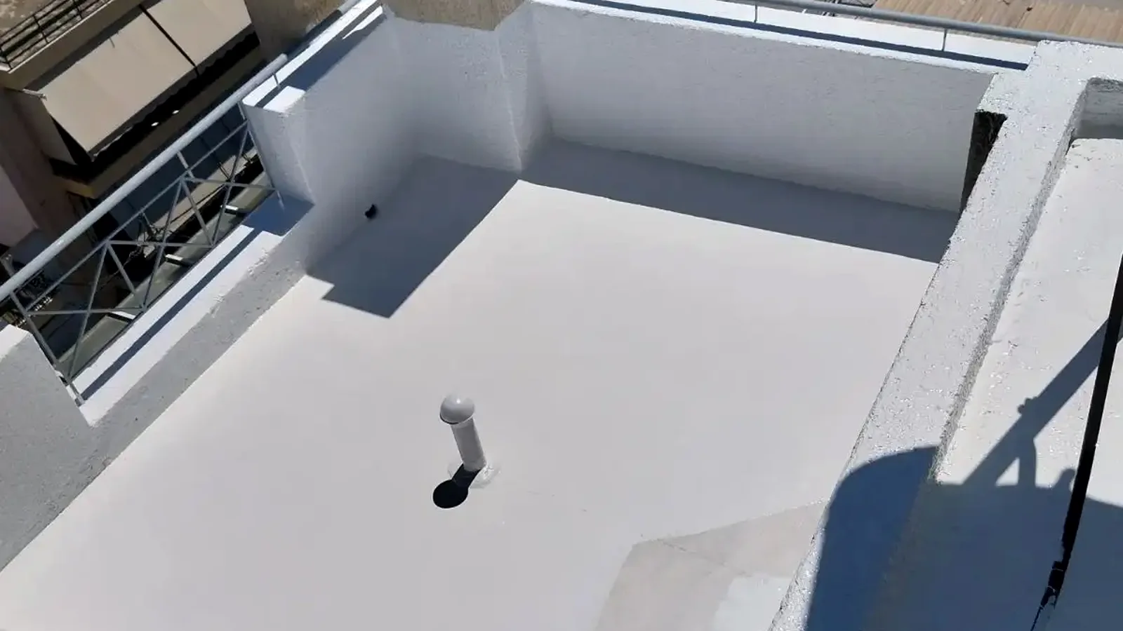 Flat roof finished in a seamless white liquid membrane